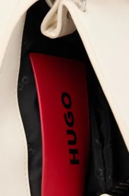 Bolso de bandolera de piel sintética con cierre de logo metálico