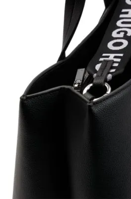 Bolso tote de piel sintética granulada con correa de la marca
