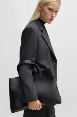 Bolso tote de piel sintética granulada con correa de la marca