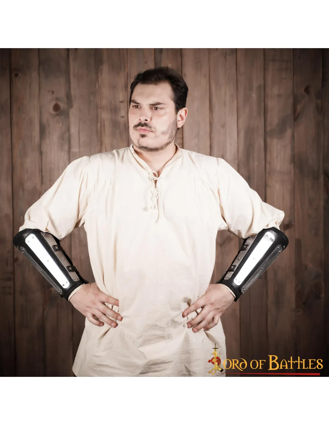 Brazaletes de cuero con protecciones de metal, S. XIV