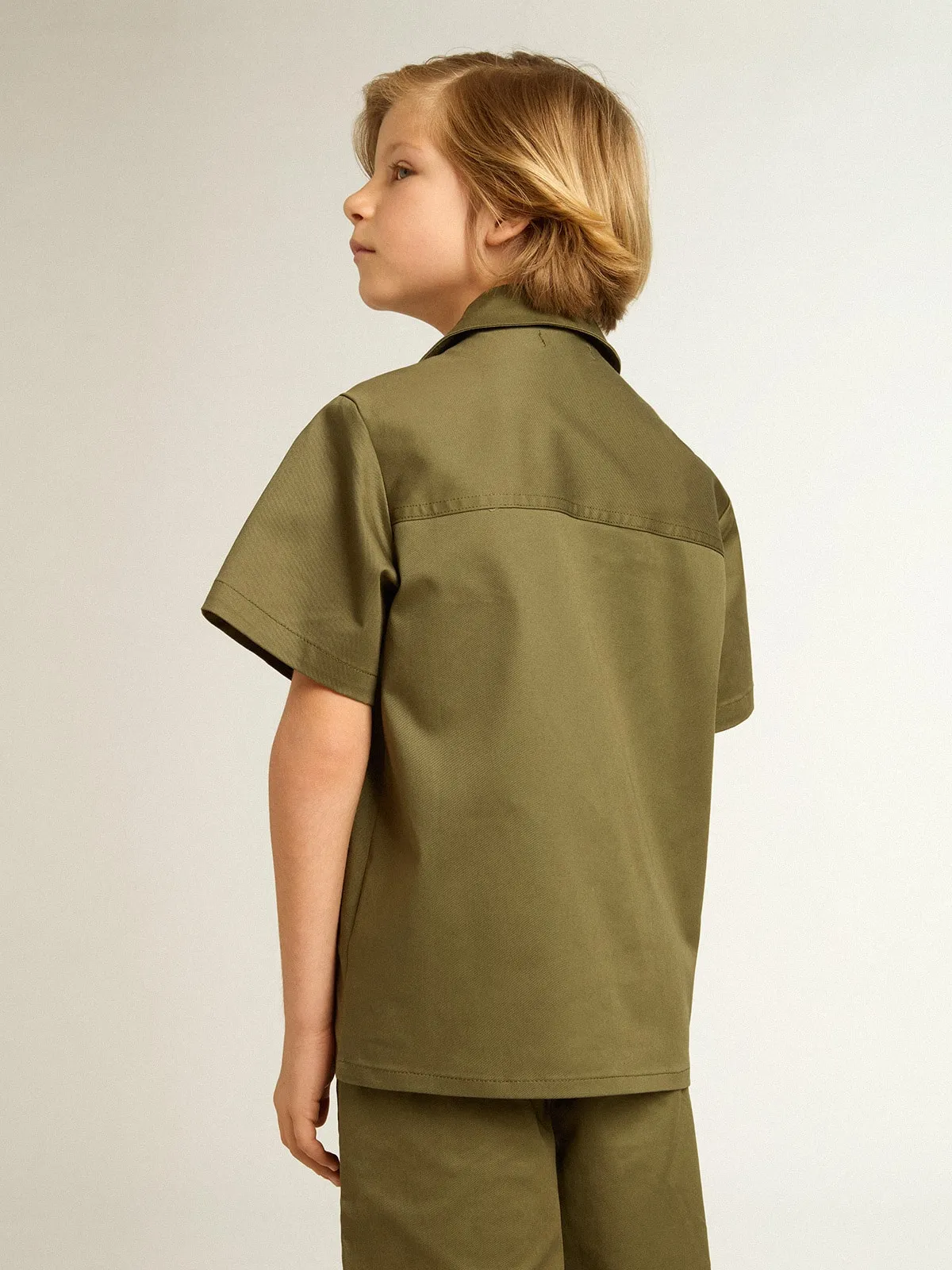 Camisa color verde militar de niño