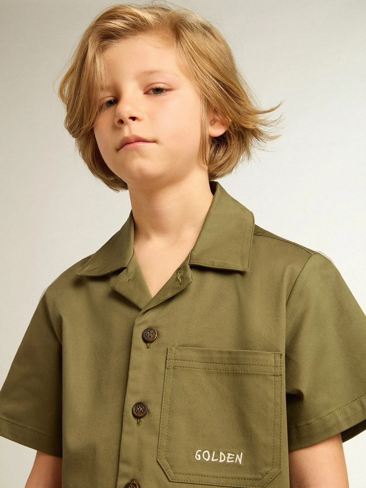 Camisa color verde militar de niño