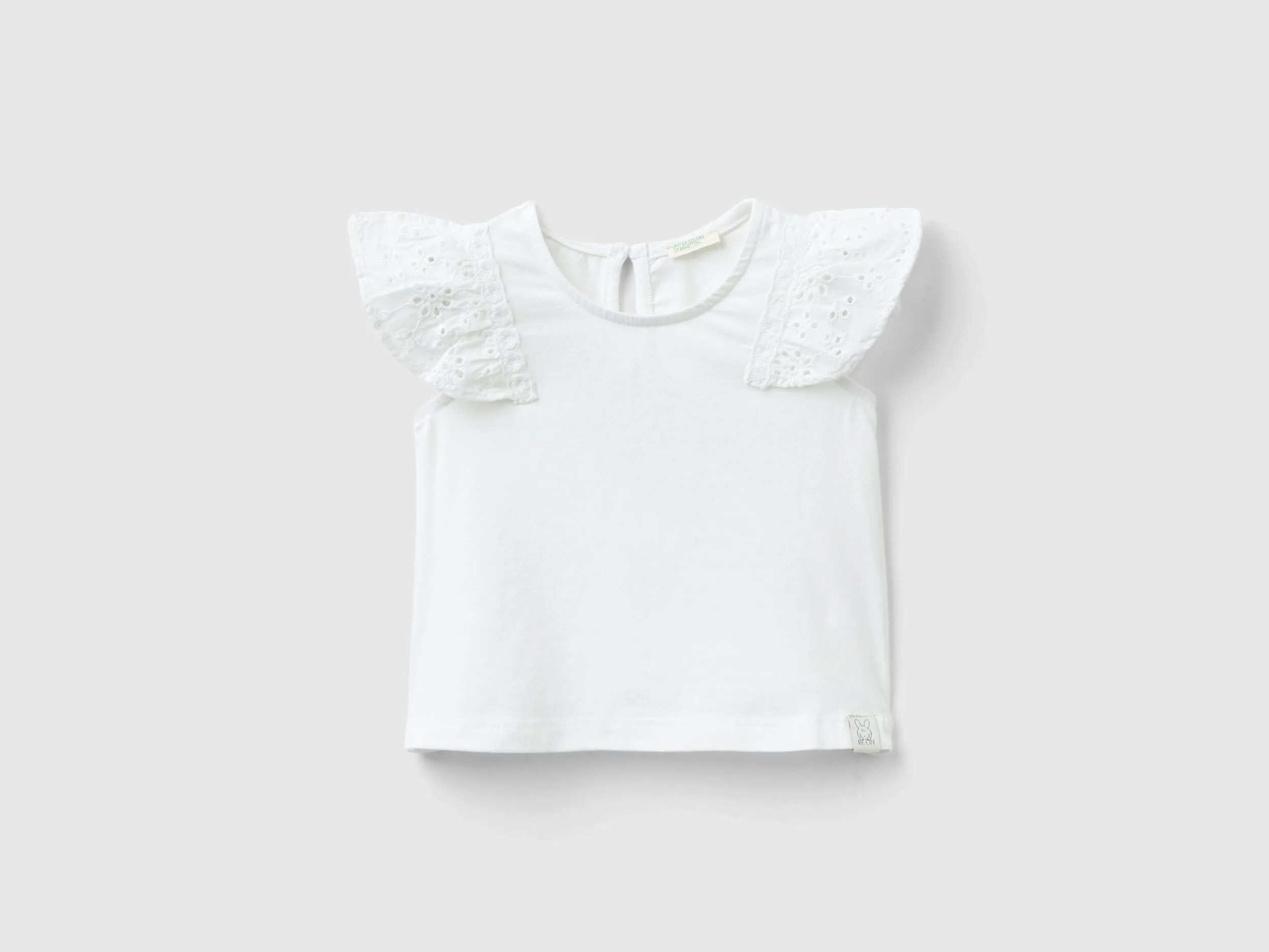 Camiseta con mangas de encaje suizo