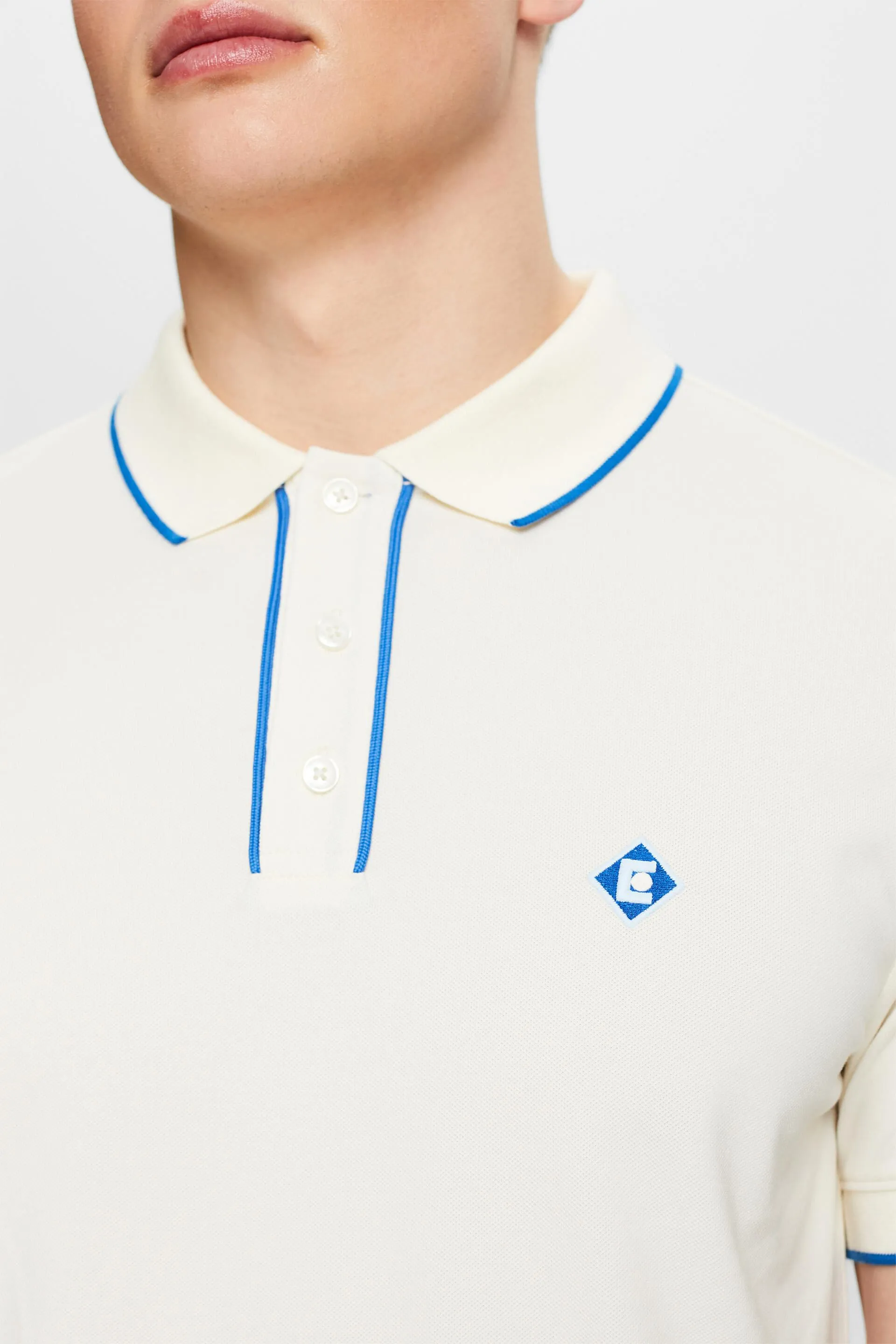 Camiseta de logotipo estilo polo