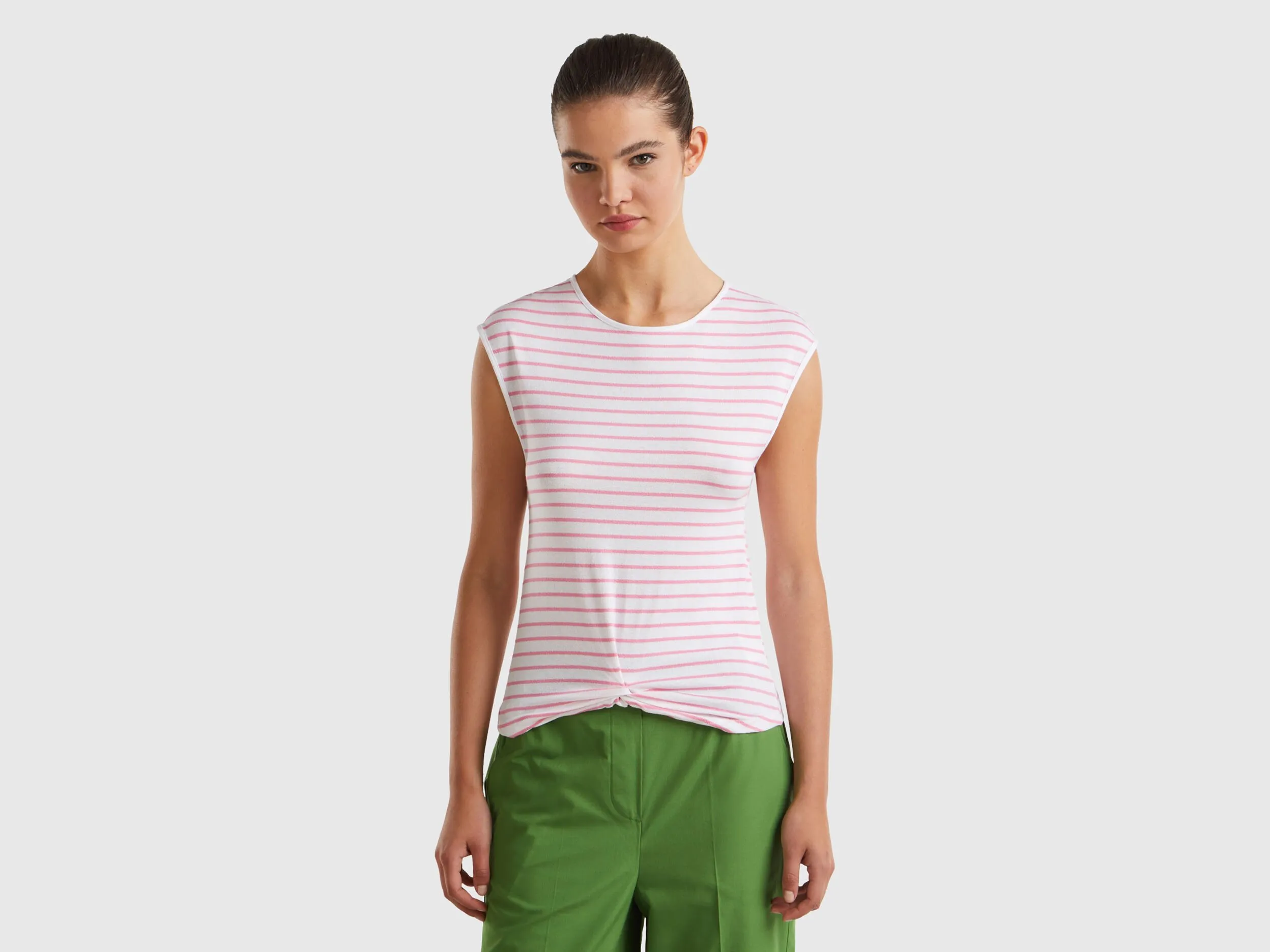 Camiseta de rayas con nudo
