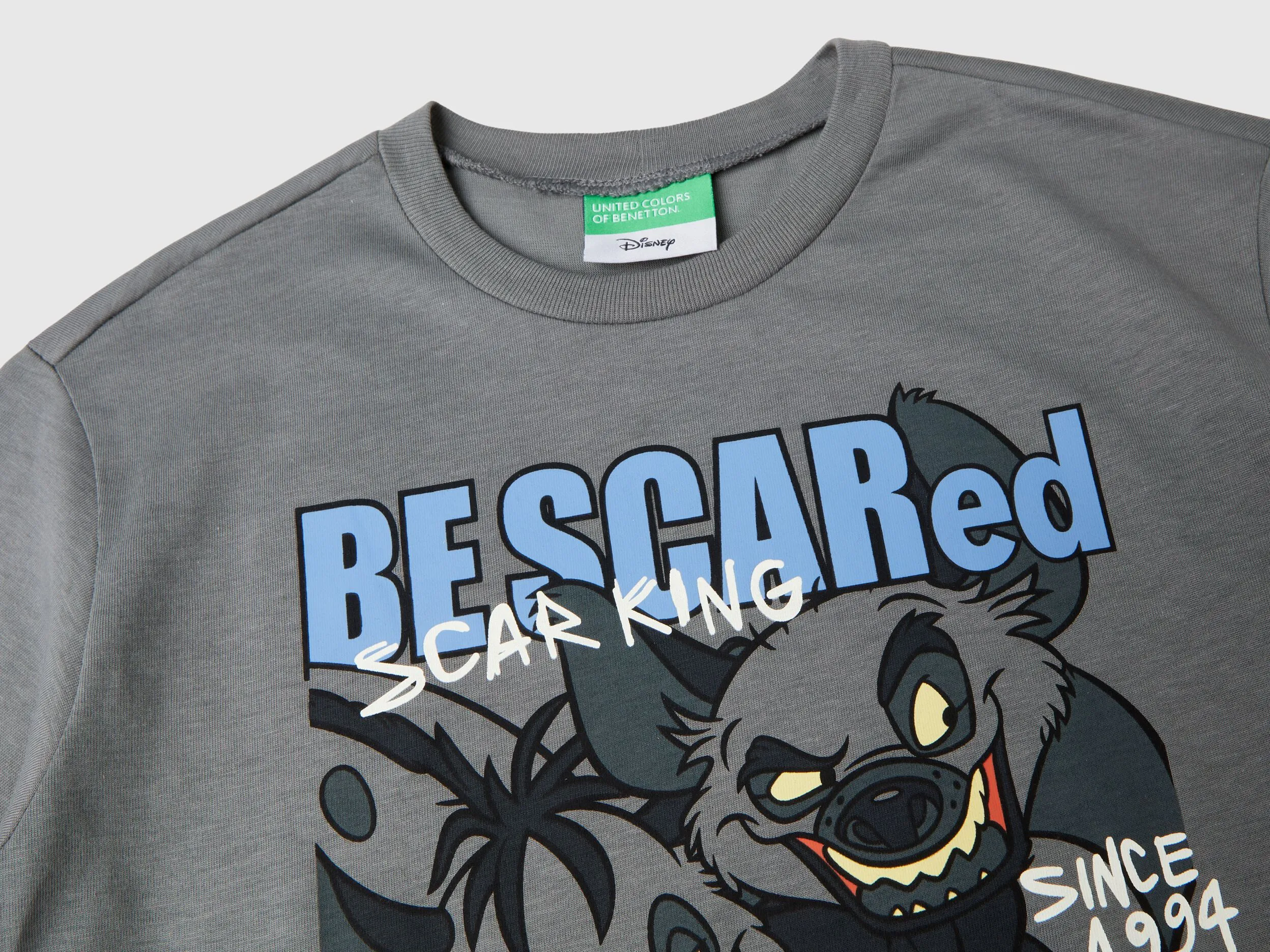 Camiseta gris oscuro ©Disney El Rey León