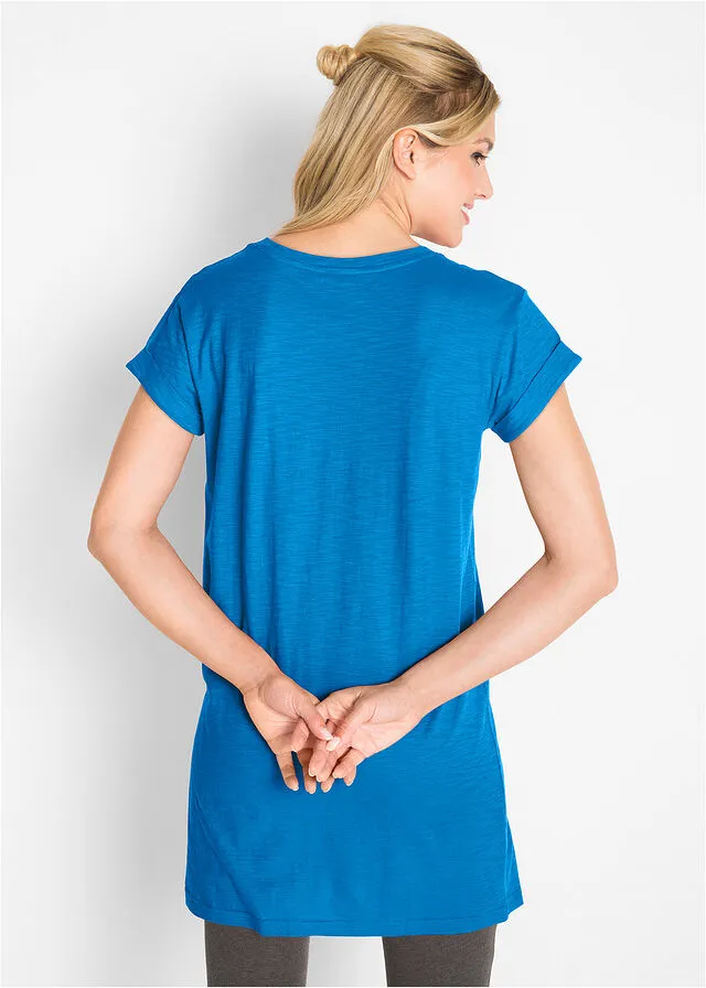 Camiseta larga estilo boxy de manga corta azul cielo