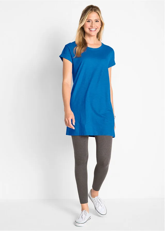 Camiseta larga estilo boxy de manga corta azul cielo