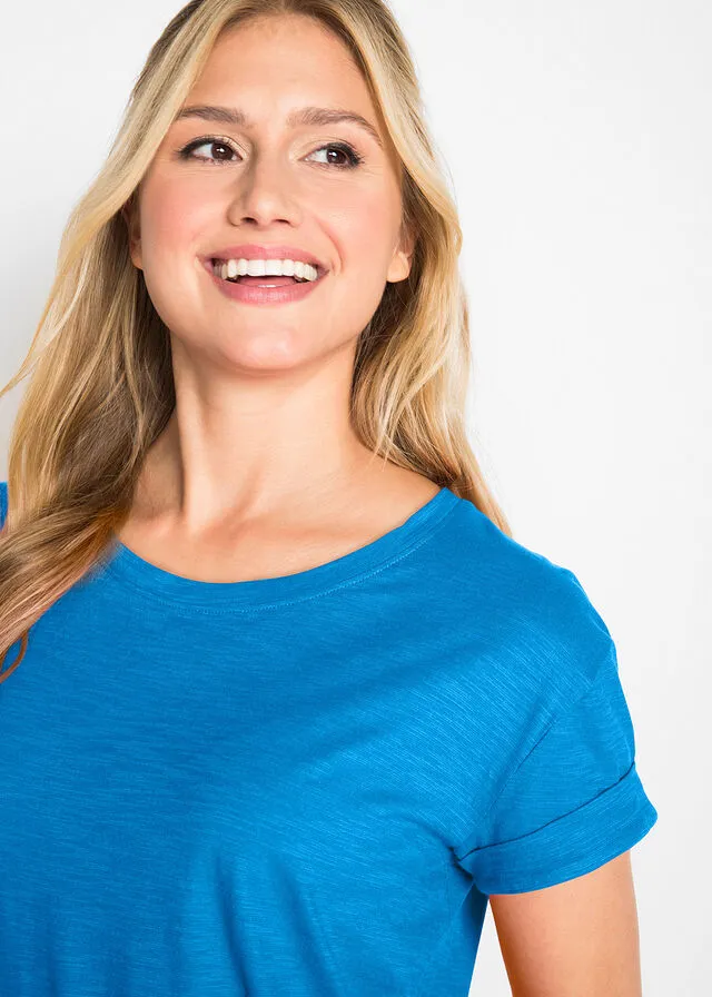 Camiseta larga estilo boxy de manga corta azul cielo