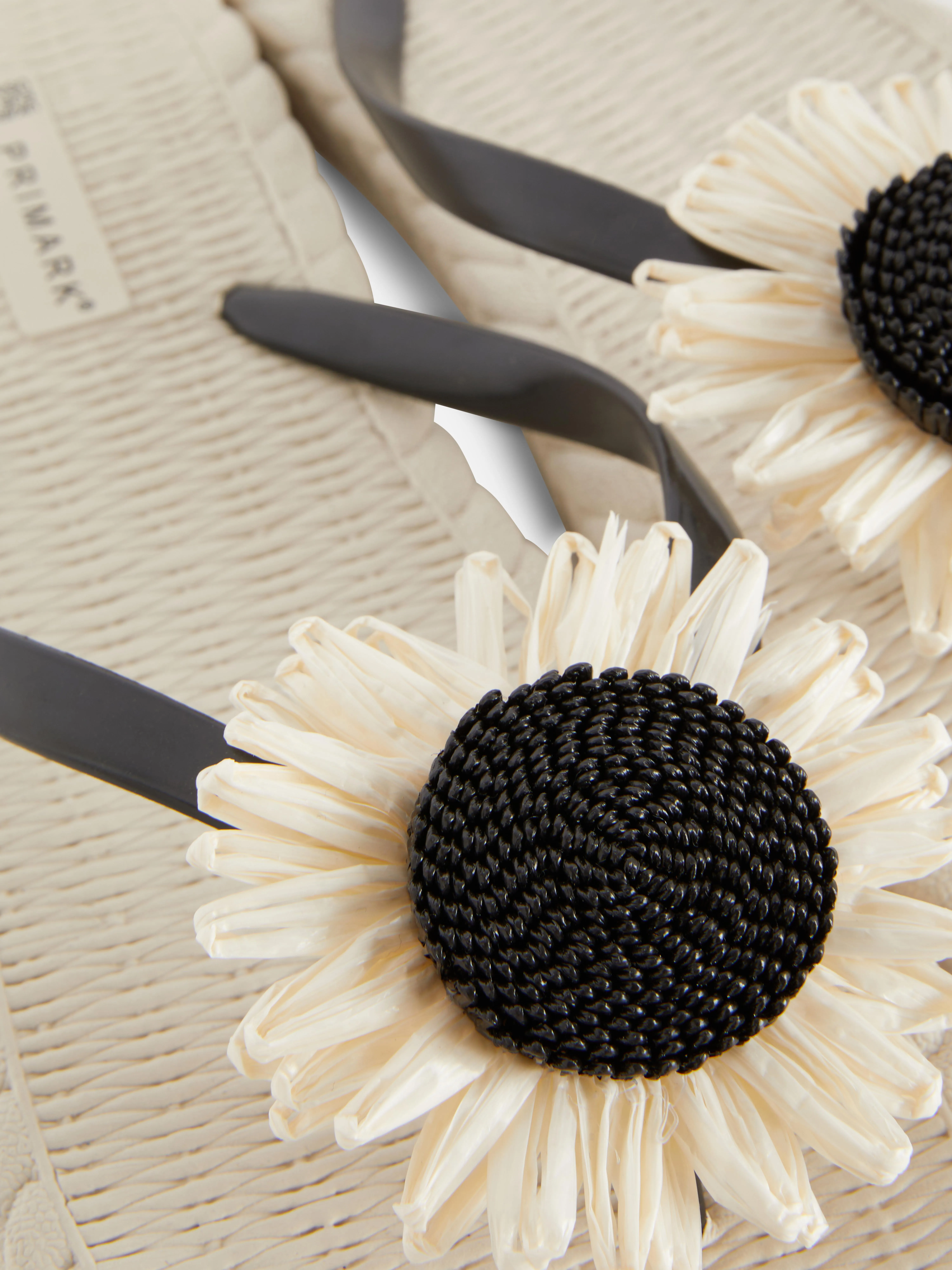 Chanclas con girasol tejido