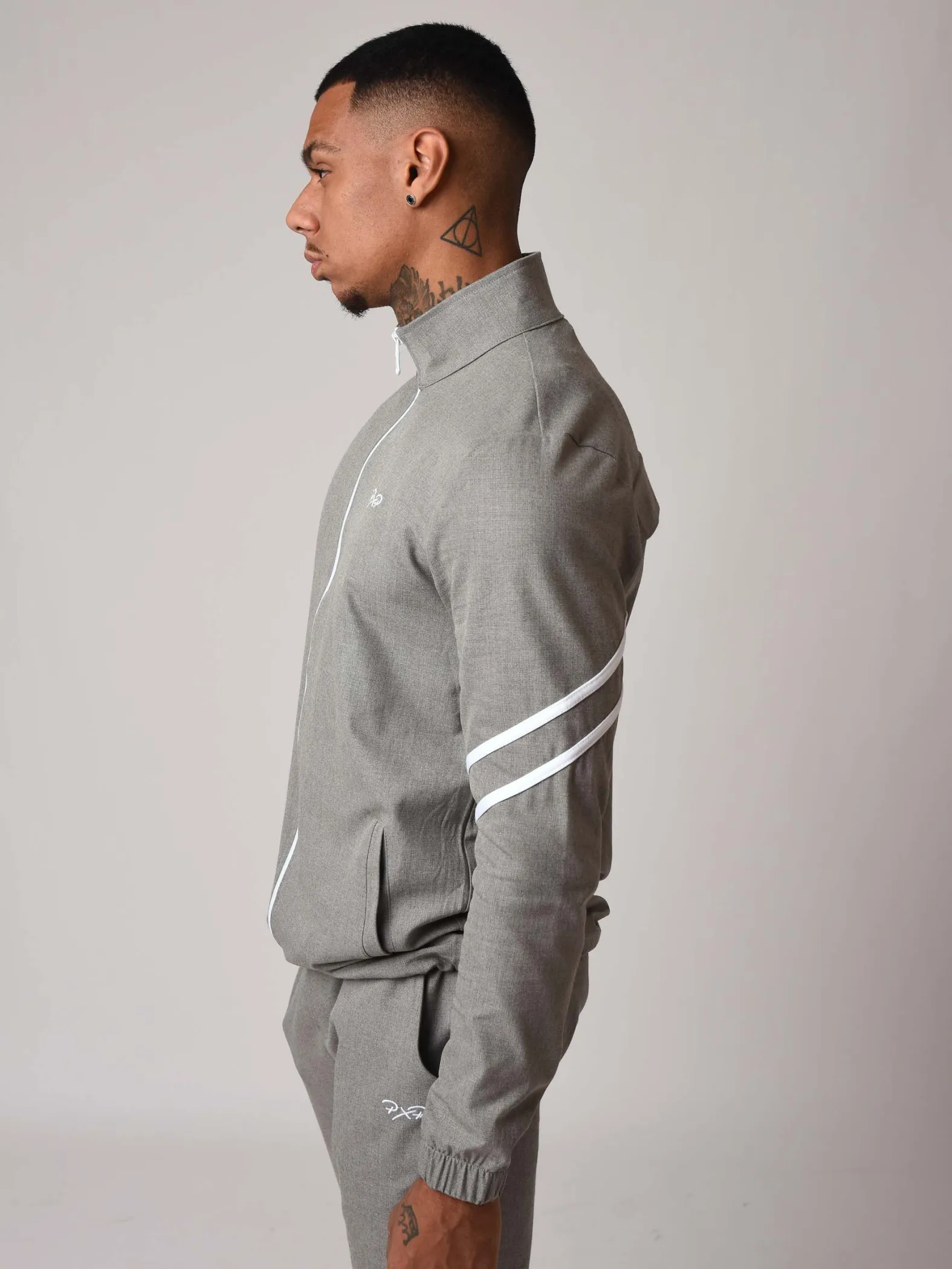 Chaqueta con doble raya en las mangas