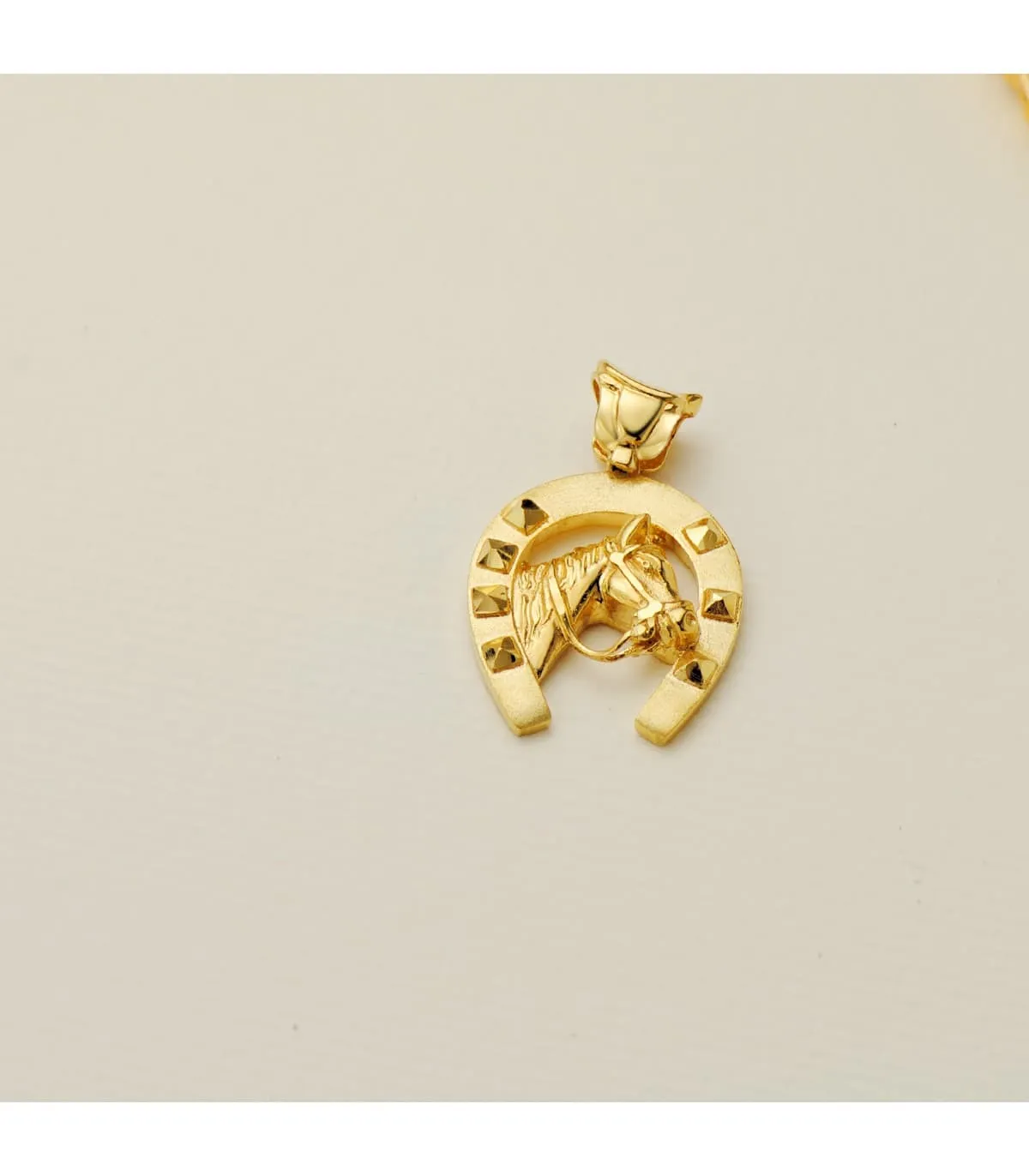 Colgante Herradura con Caballo Oro 18K 25 mm