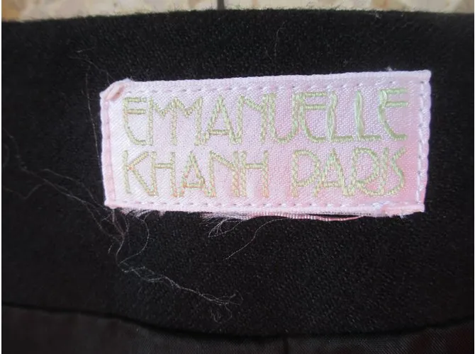Emmanuelle Khanh Capa Negro 