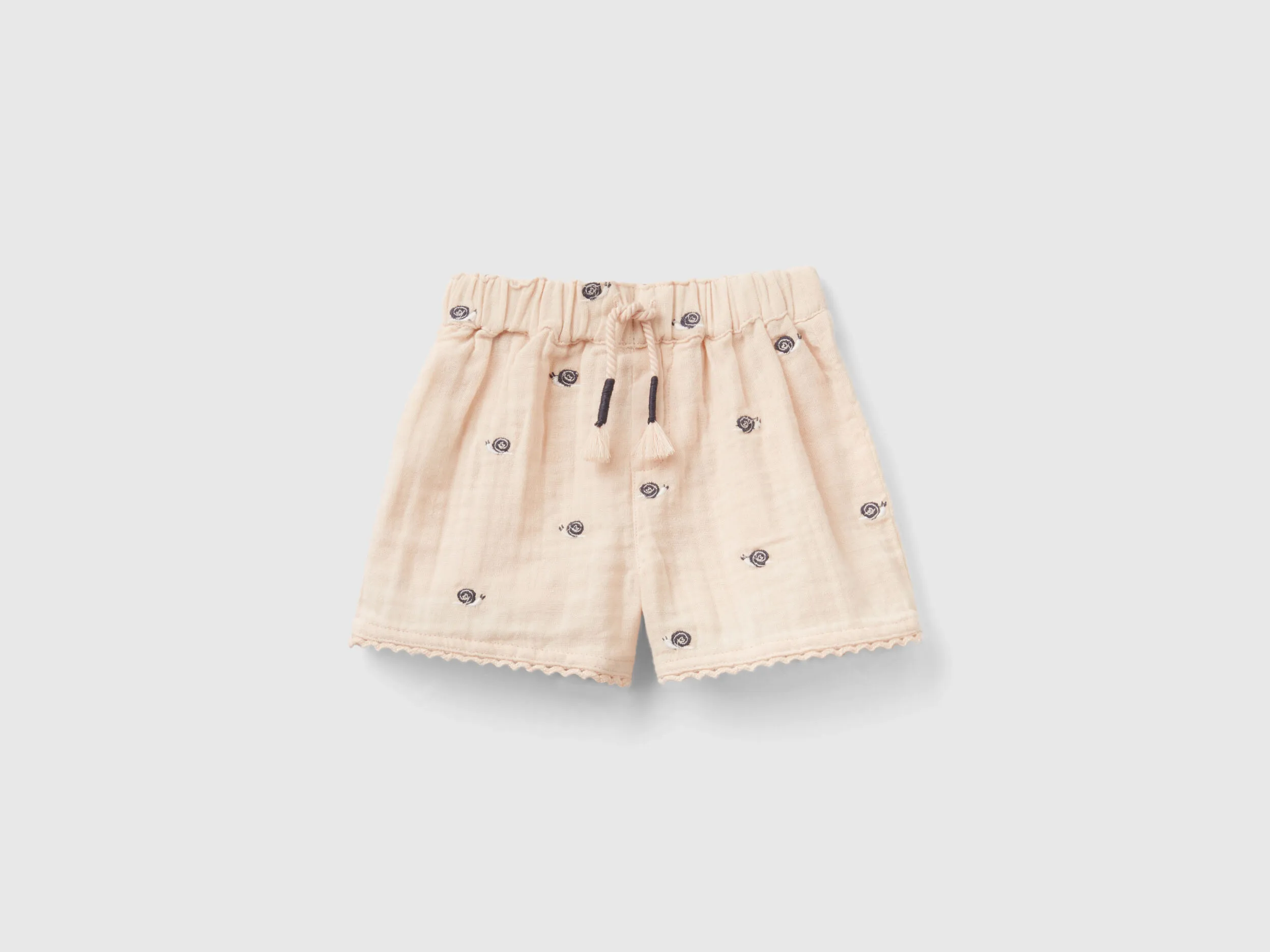 Pantalón corto con bordados de 100 % algodón