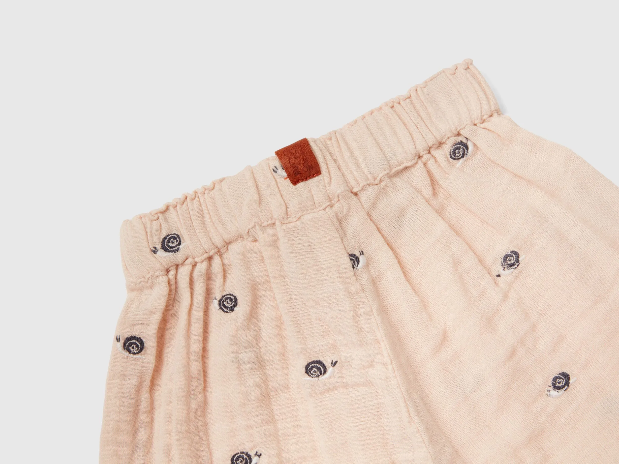 Pantalón corto con bordados de 100 % algodón