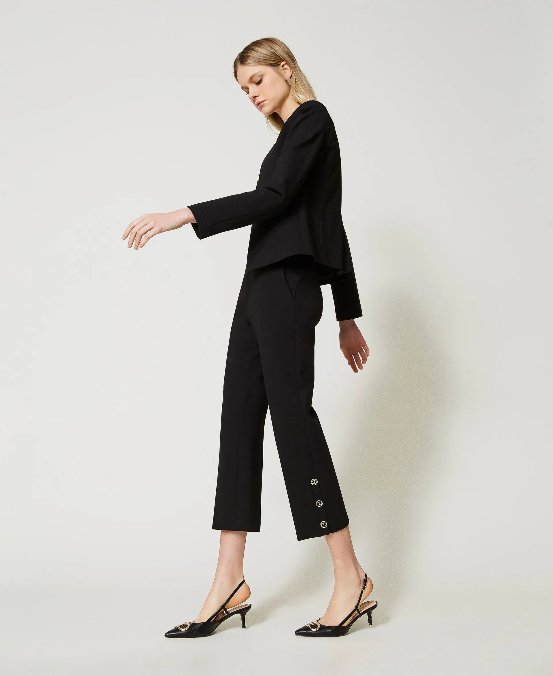 Pantalones cropped con botones Oval T