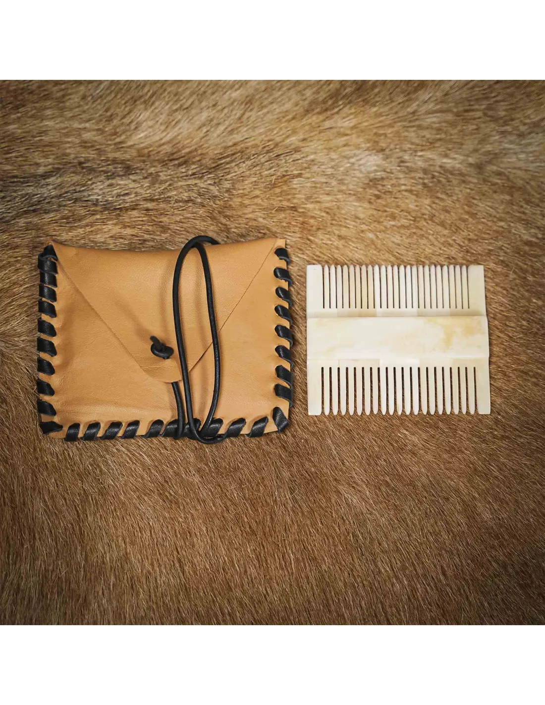 Peine doble de hueso con funda cuero (8 x 6,8 cm.)
