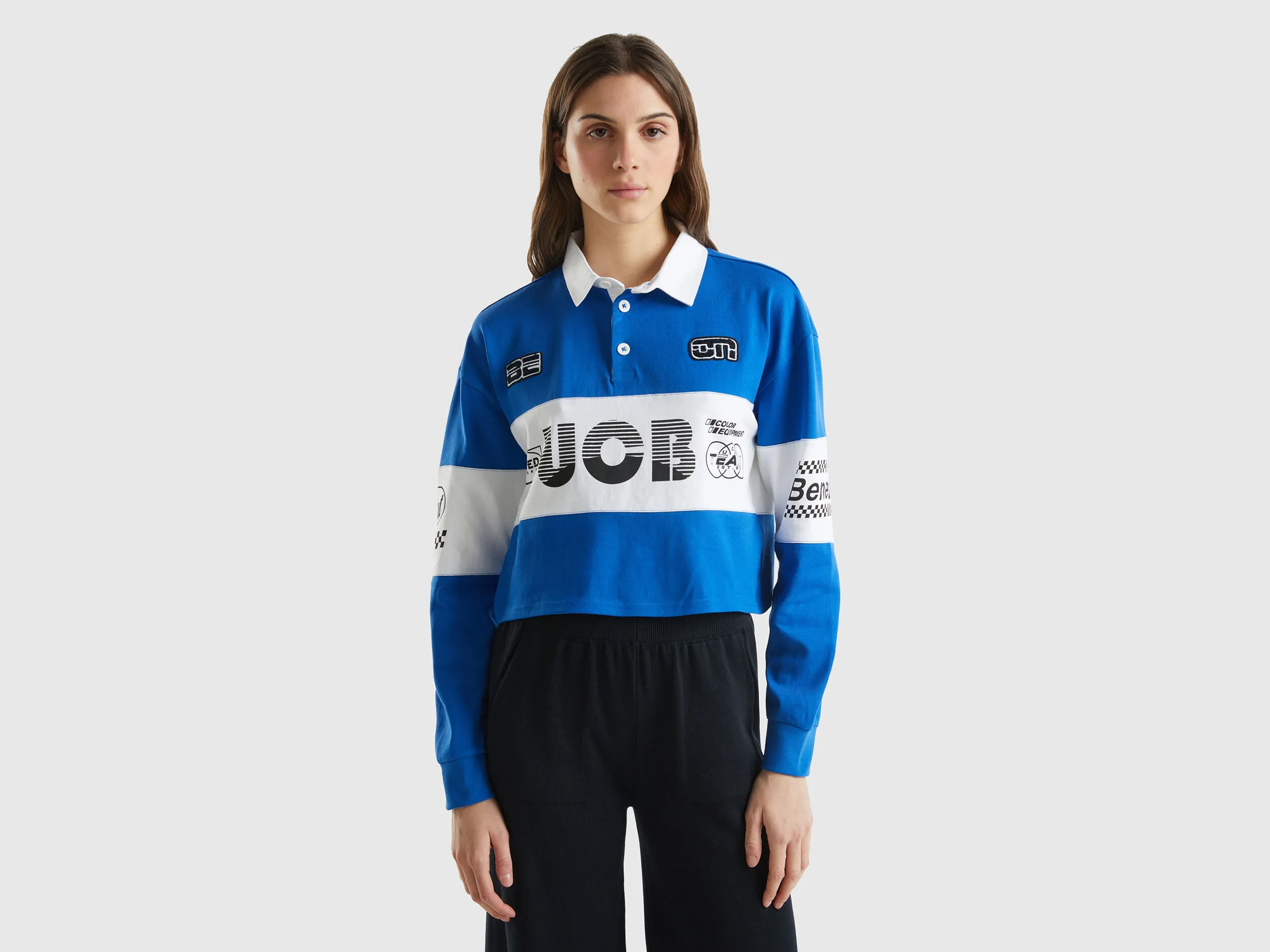 Polo azul oscuro cropped con parche y estampados