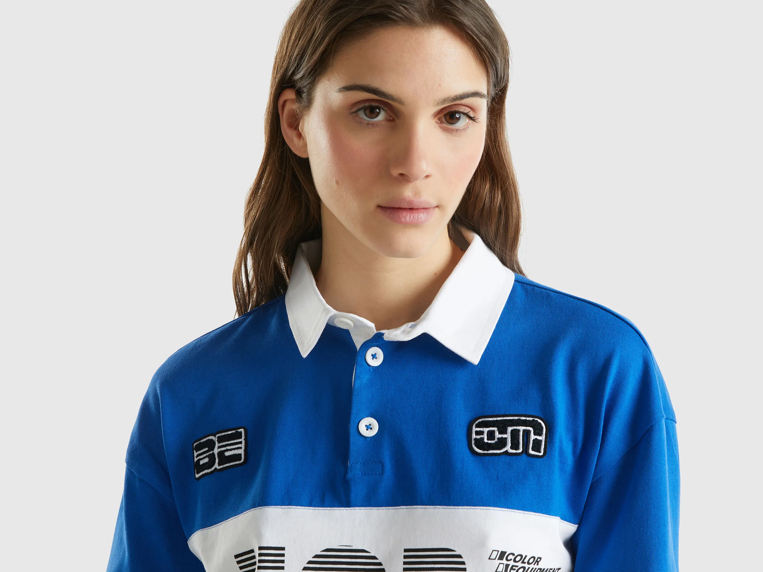 Polo azul oscuro cropped con parche y estampados