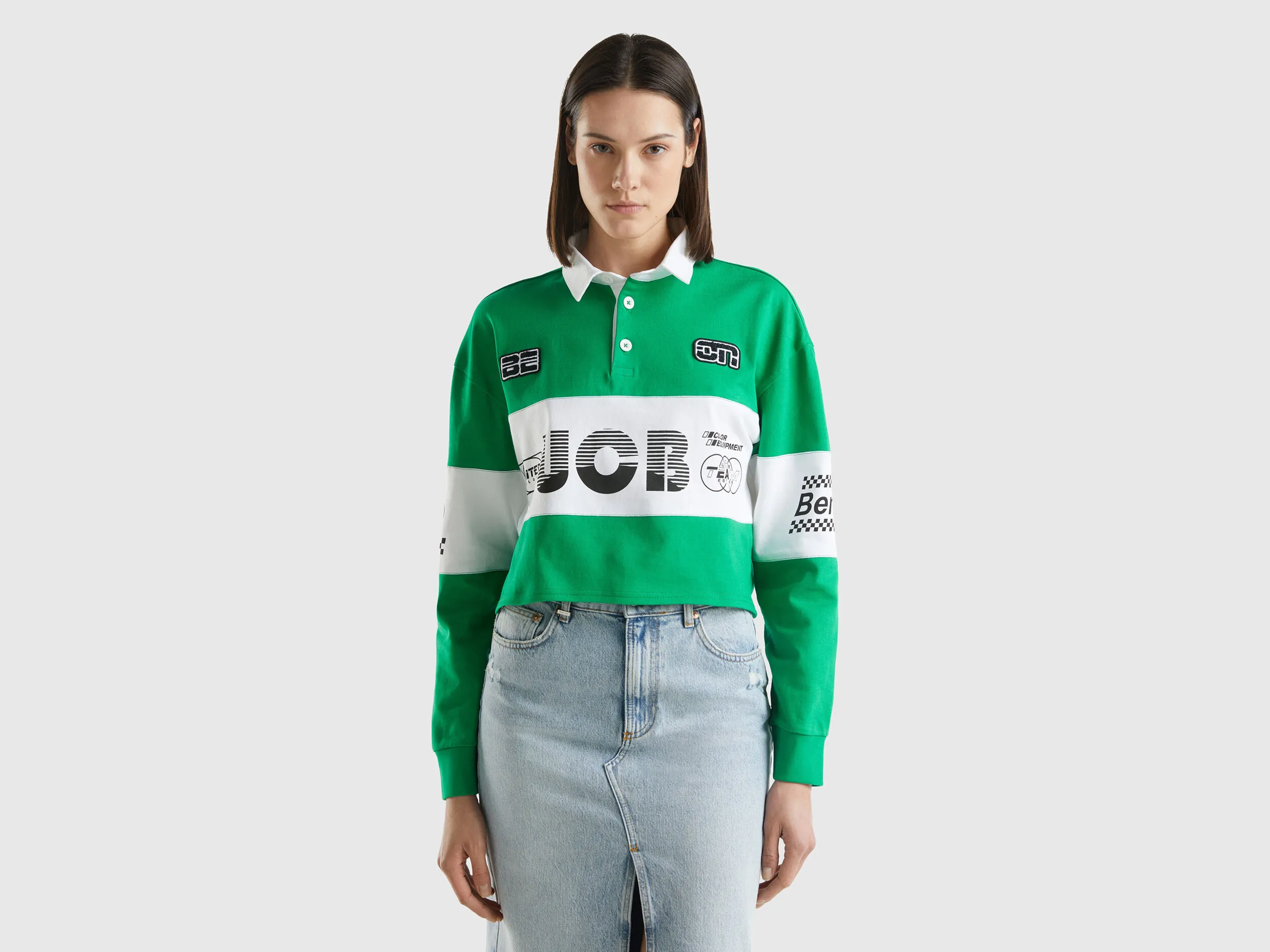 Polo verde cropped con parche y estampados
