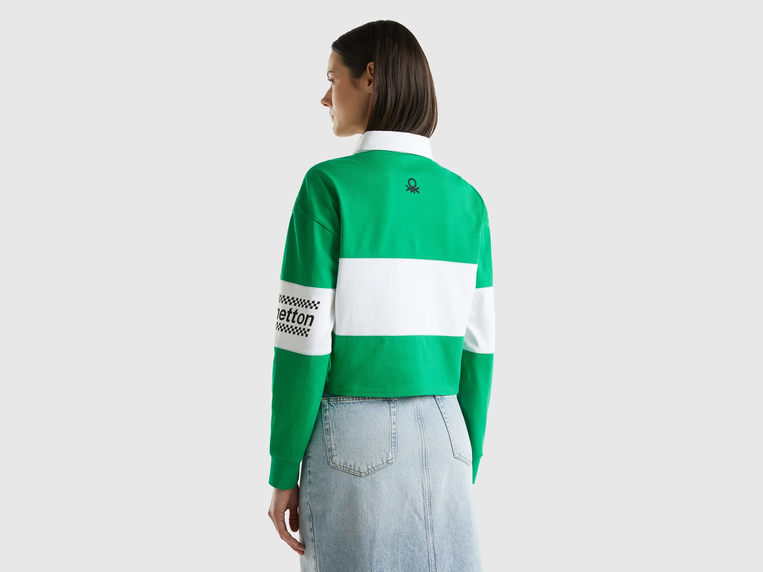 Polo verde cropped con parche y estampados
