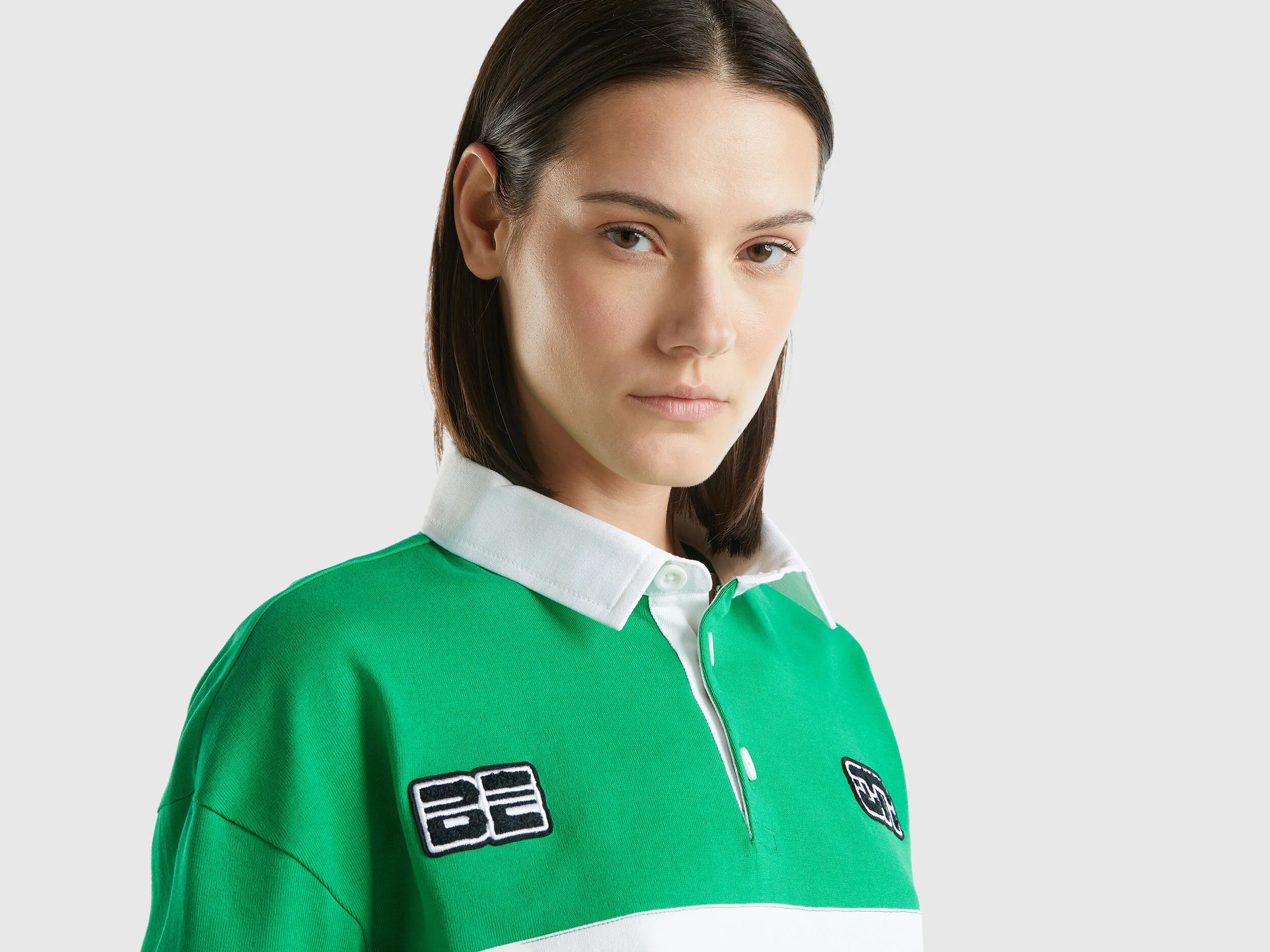 Polo verde cropped con parche y estampados