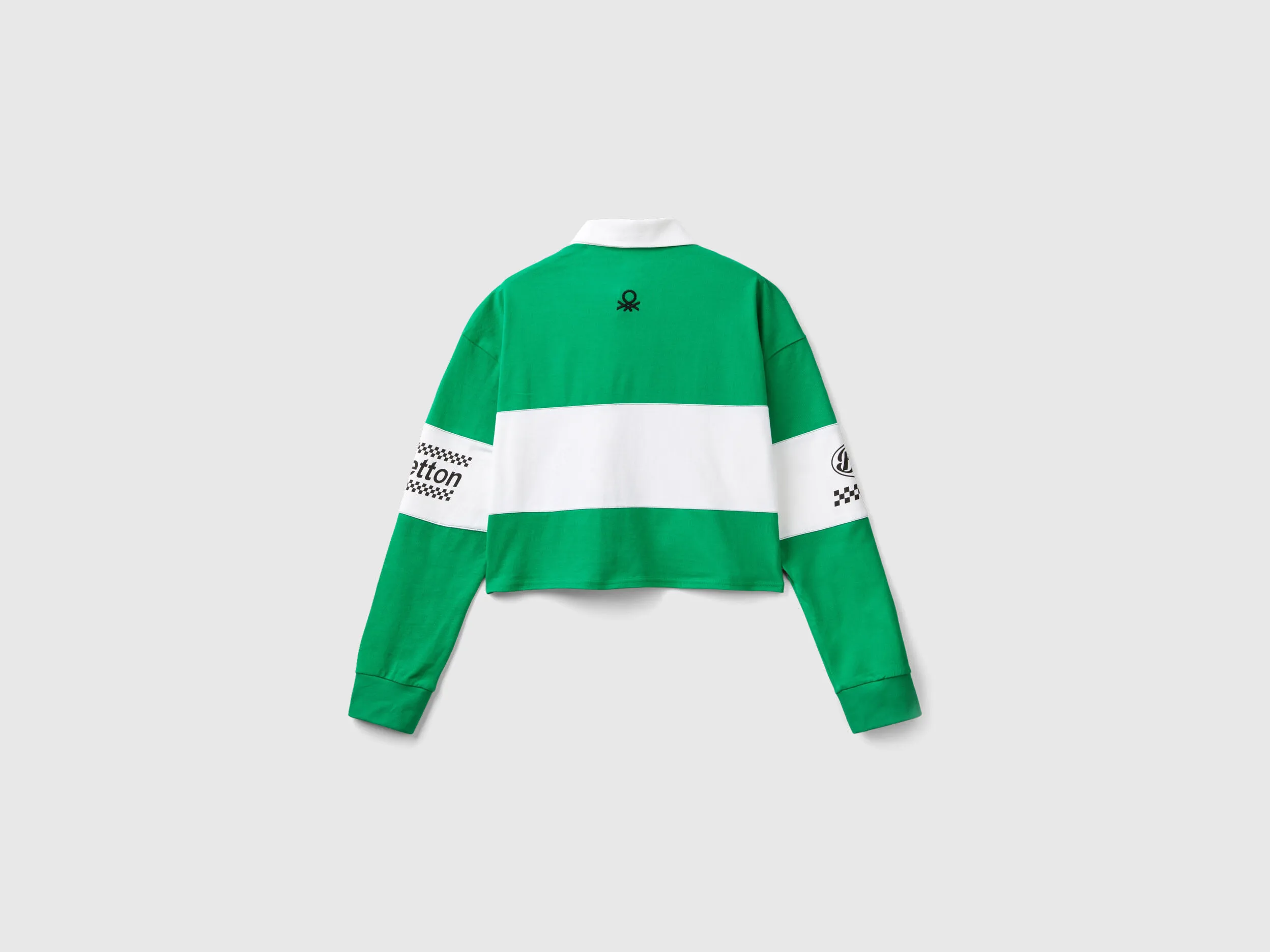 Polo verde cropped con parche y estampados