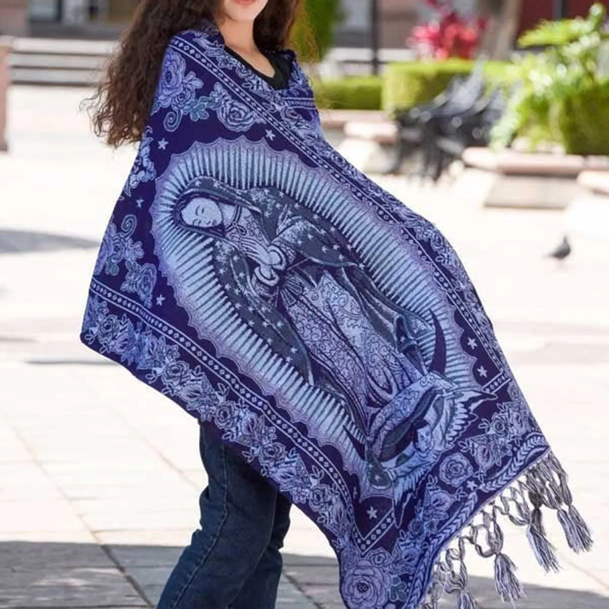 REBOZO TRADICIONAL MEXICANO CON IMAGEN DE LA VIRGENCITA MORADO IMP79282