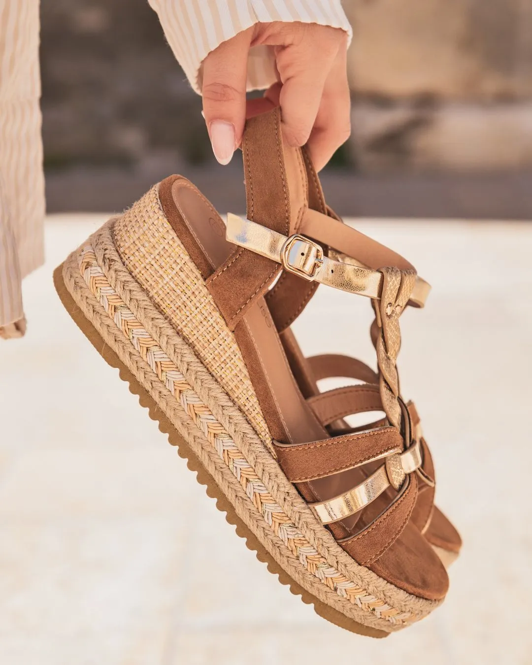 SANDALIA DE MUJER CON CUñA CONFORT EN COLOR CAMEL  INNA