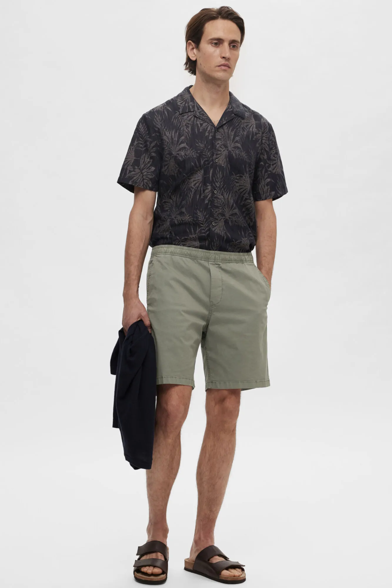 Selected Pantalón corto chino con cintura elástica de algodón reciclado.