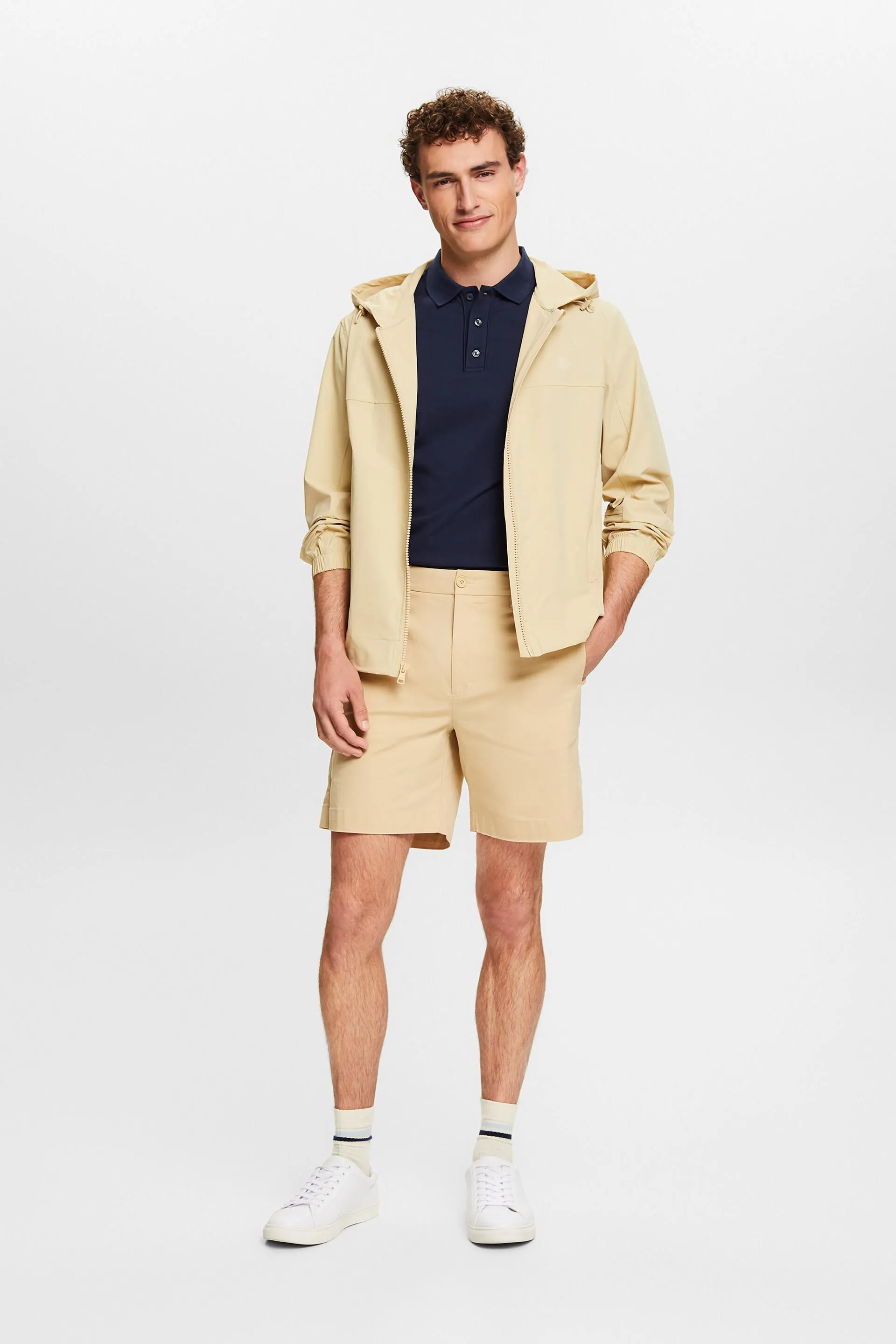 Shorts estilo chino elásticos de sarga