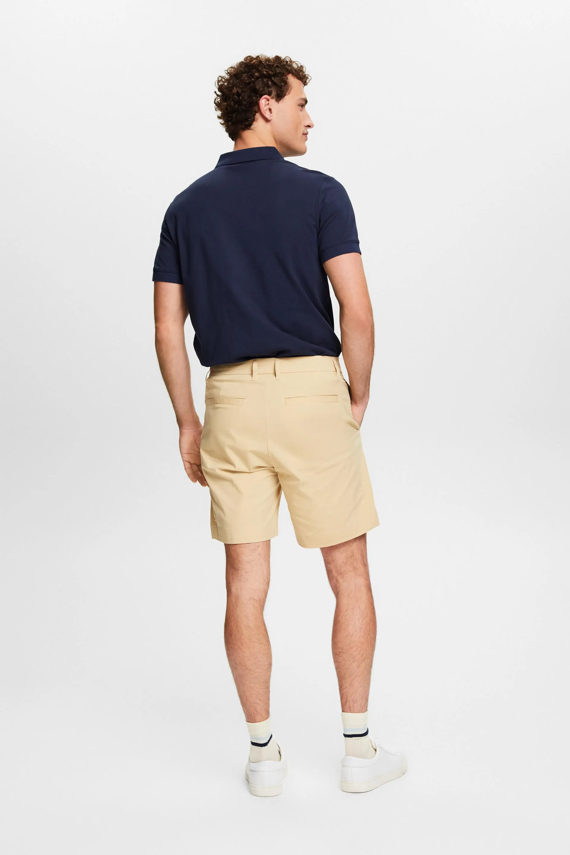 Shorts estilo chino elásticos de sarga