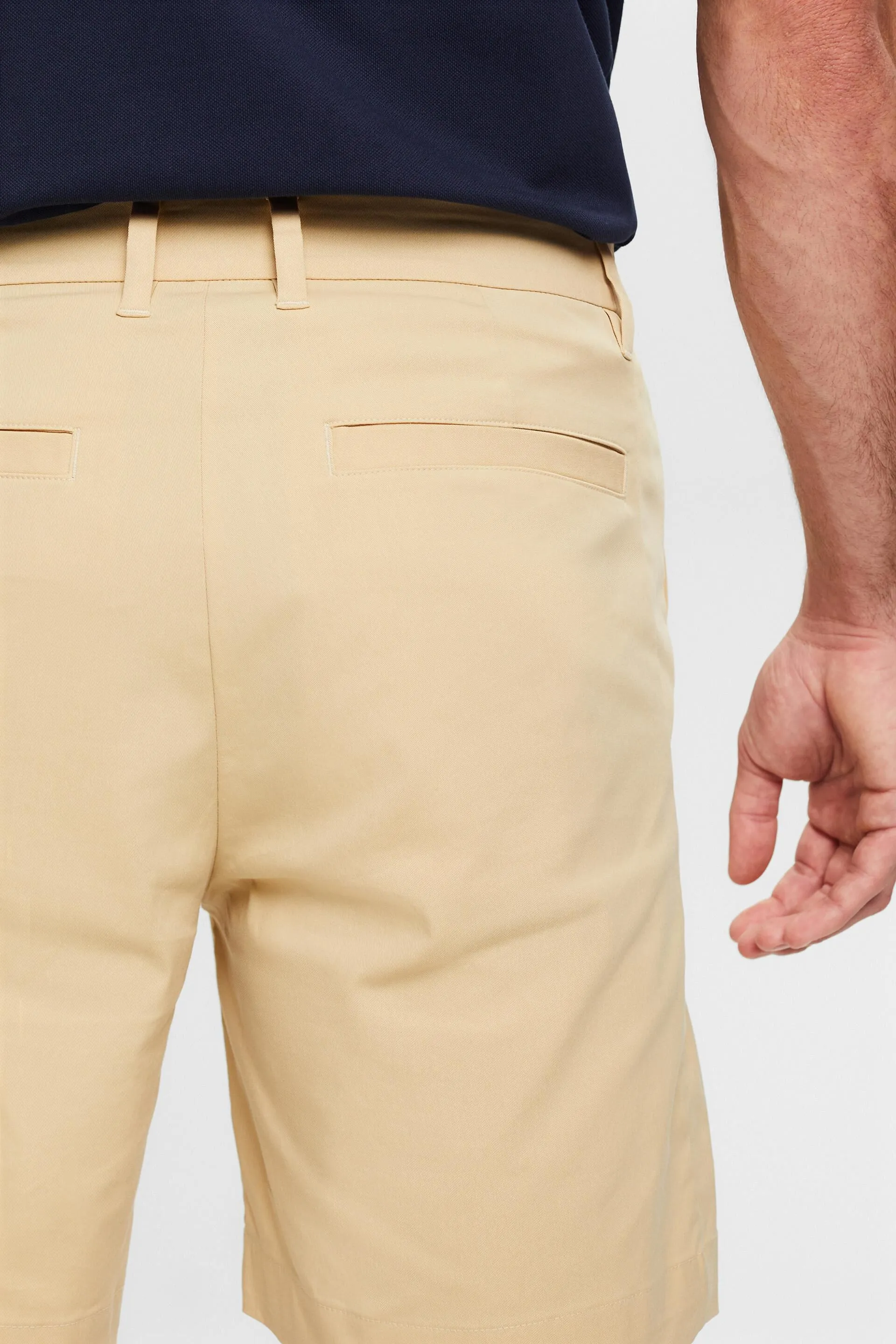 Shorts estilo chino elásticos de sarga