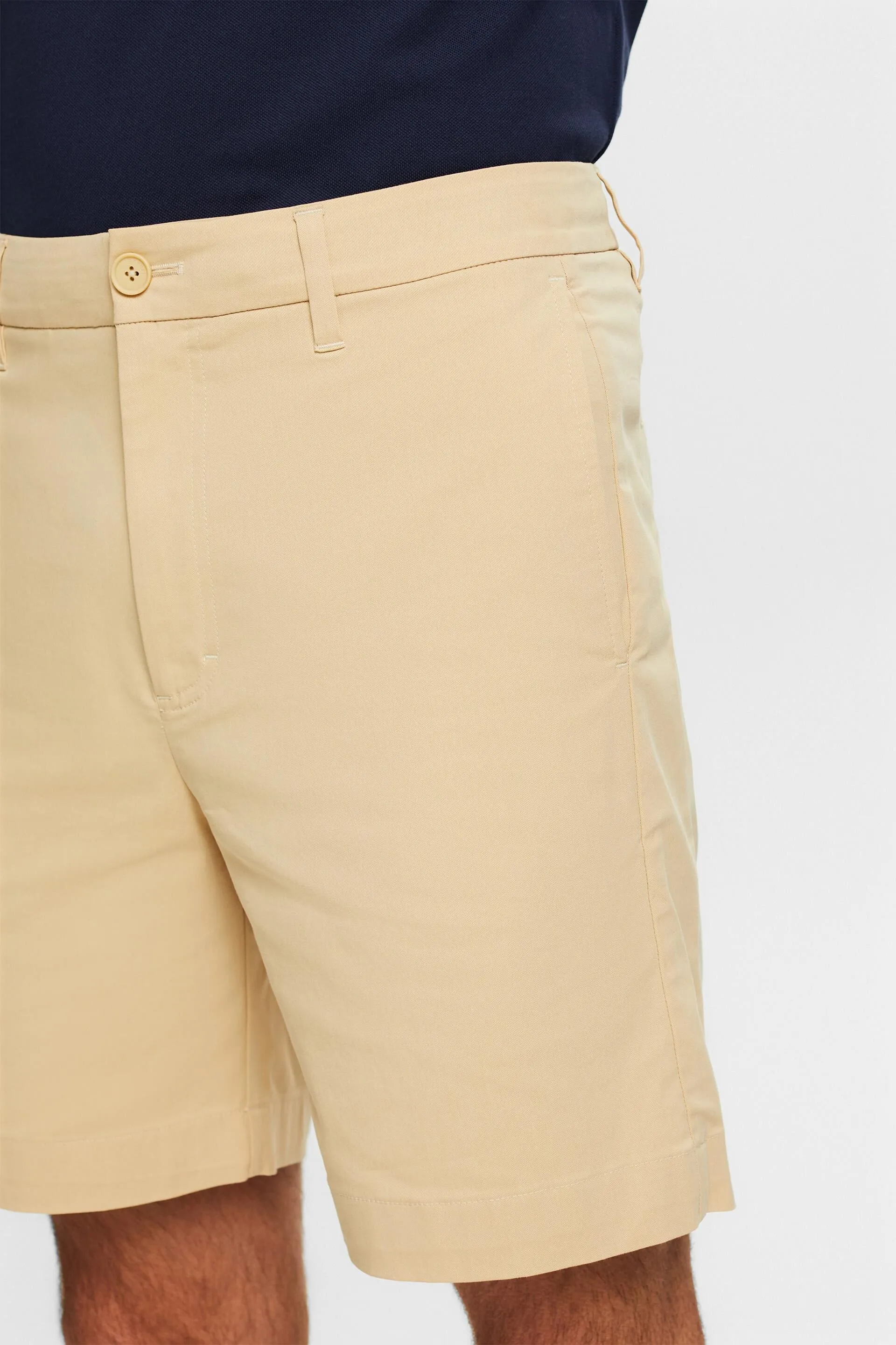 Shorts estilo chino elásticos de sarga