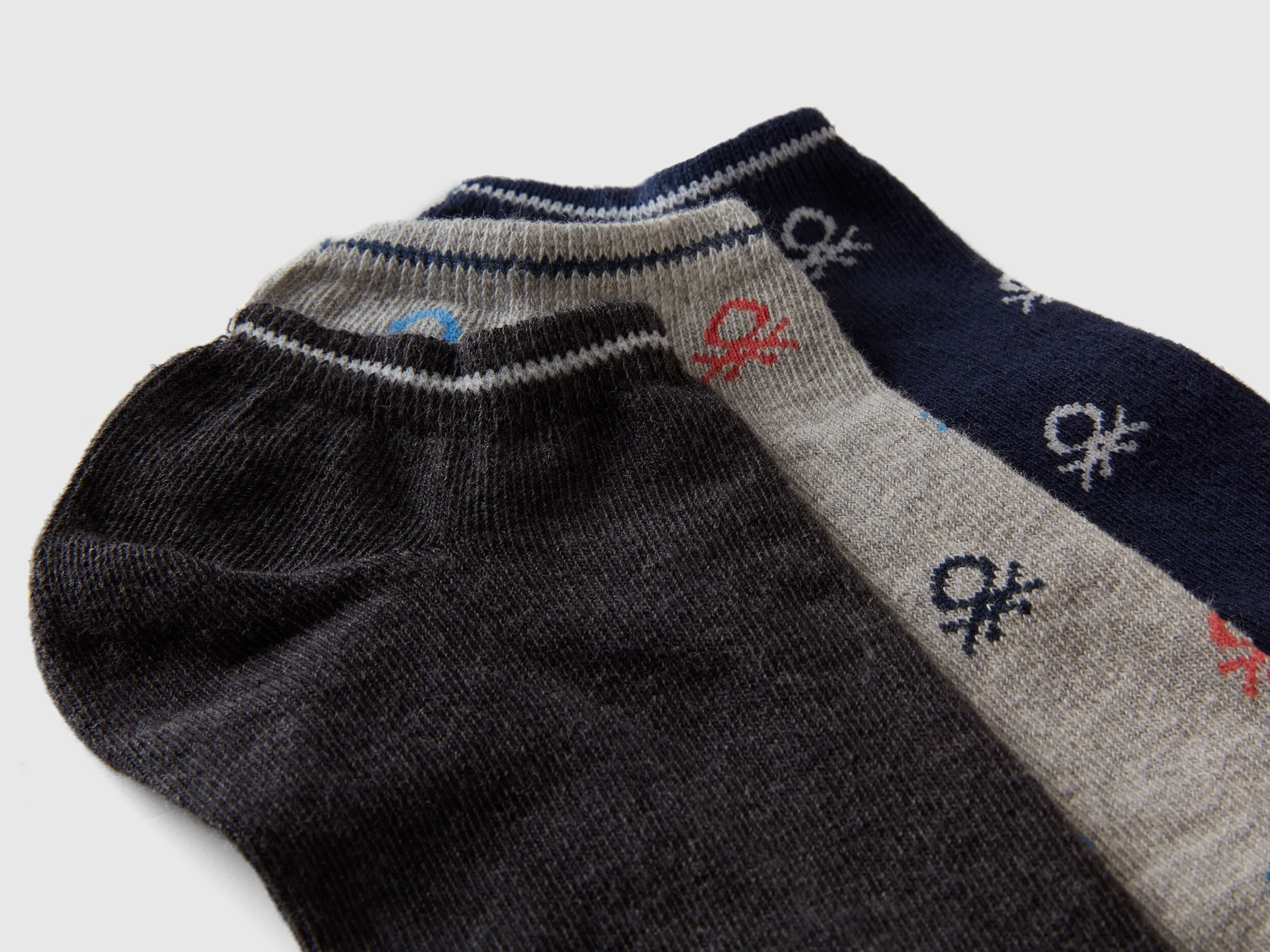 Tres pares de calcetines cortos con logo
