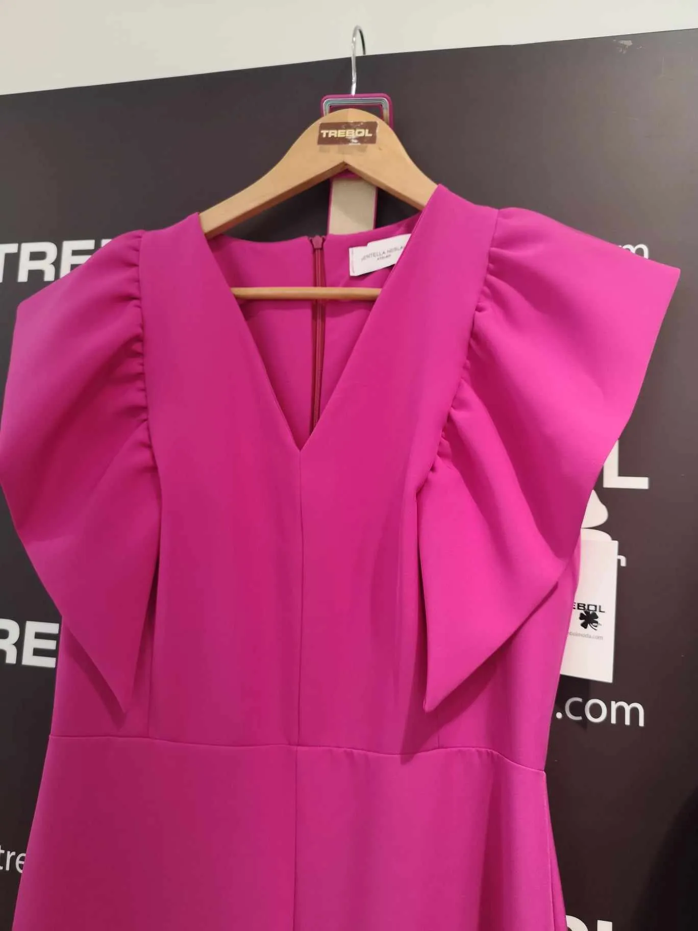 Vestido con volantes en hombros