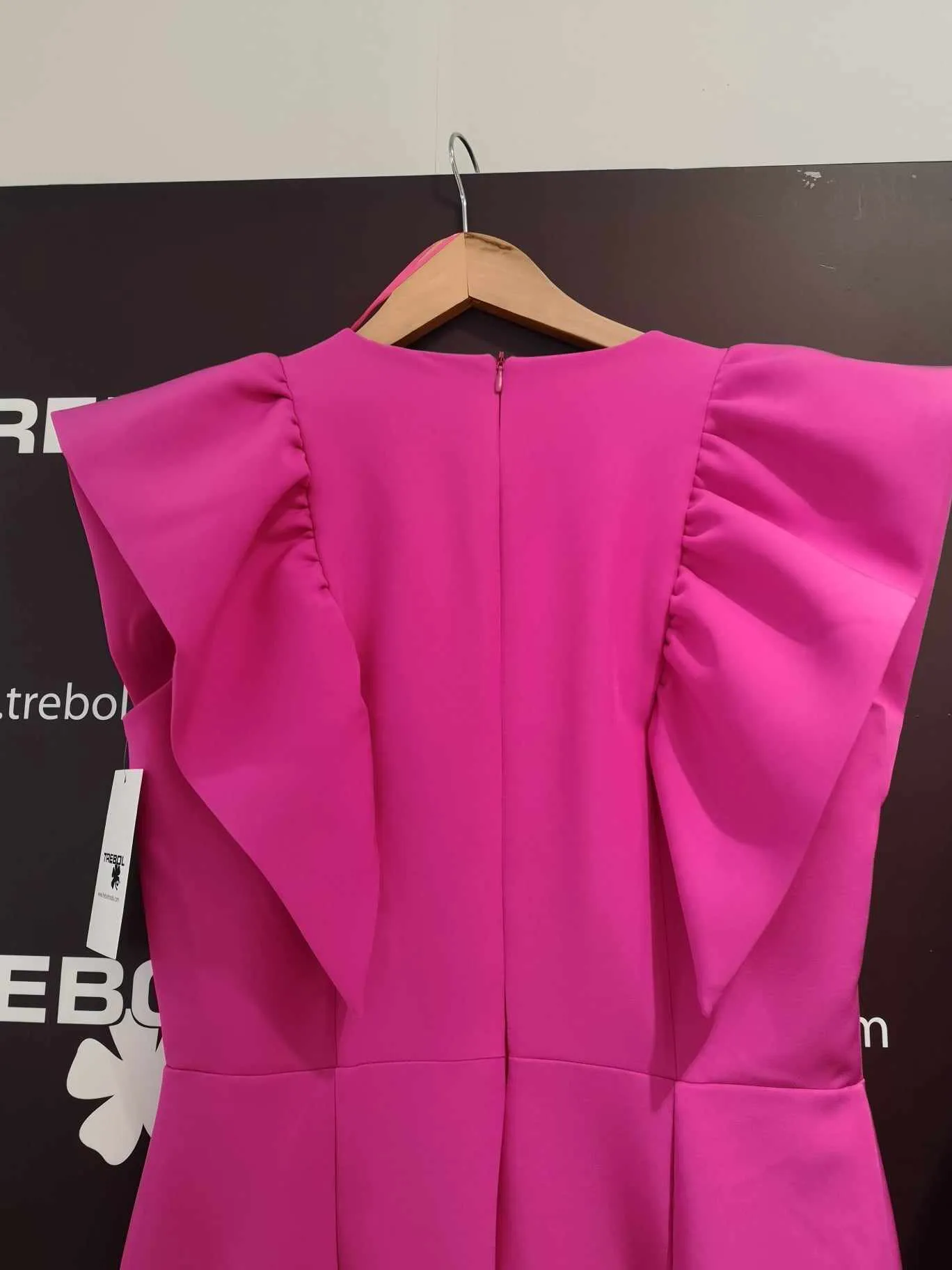 Vestido con volantes en hombros