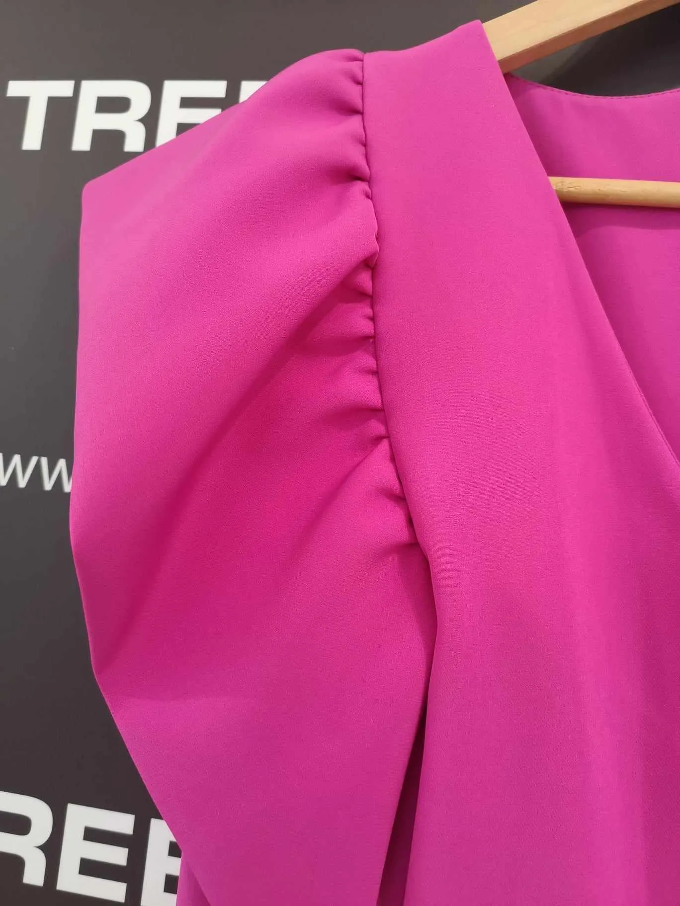 Vestido con volantes en hombros