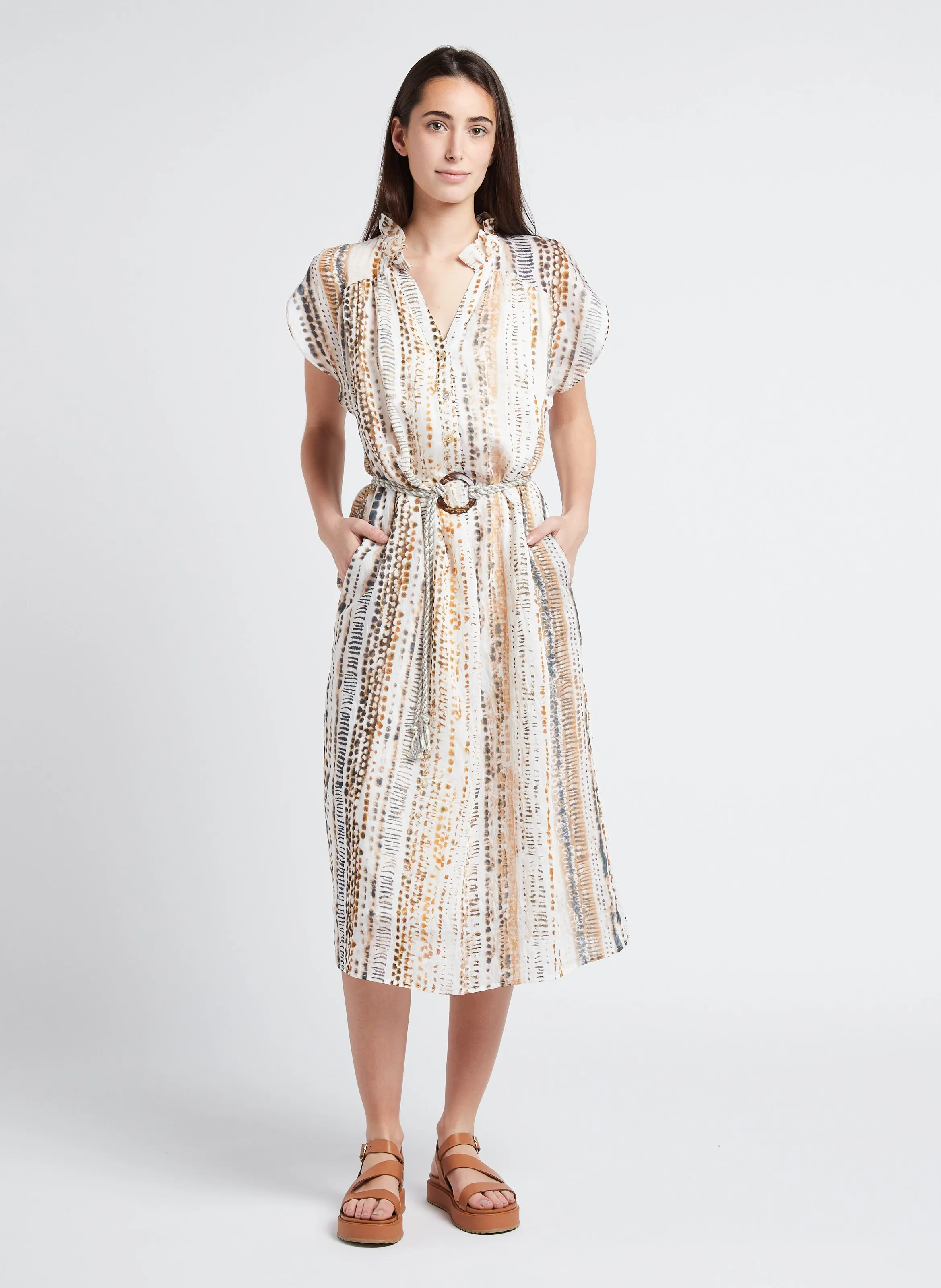 Vestido largo estampado con cuello de pico en beige
