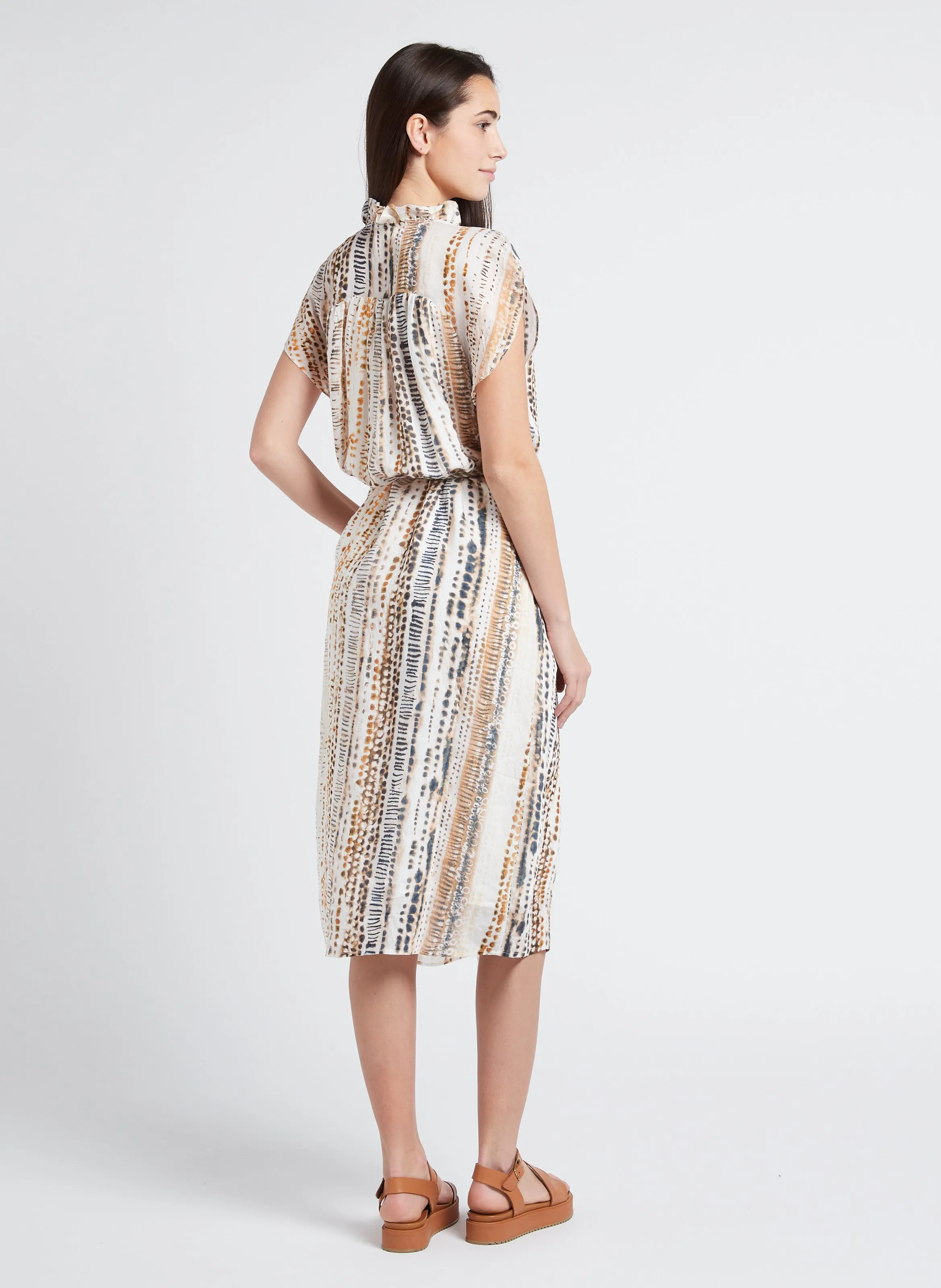 Vestido largo estampado con cuello de pico en beige