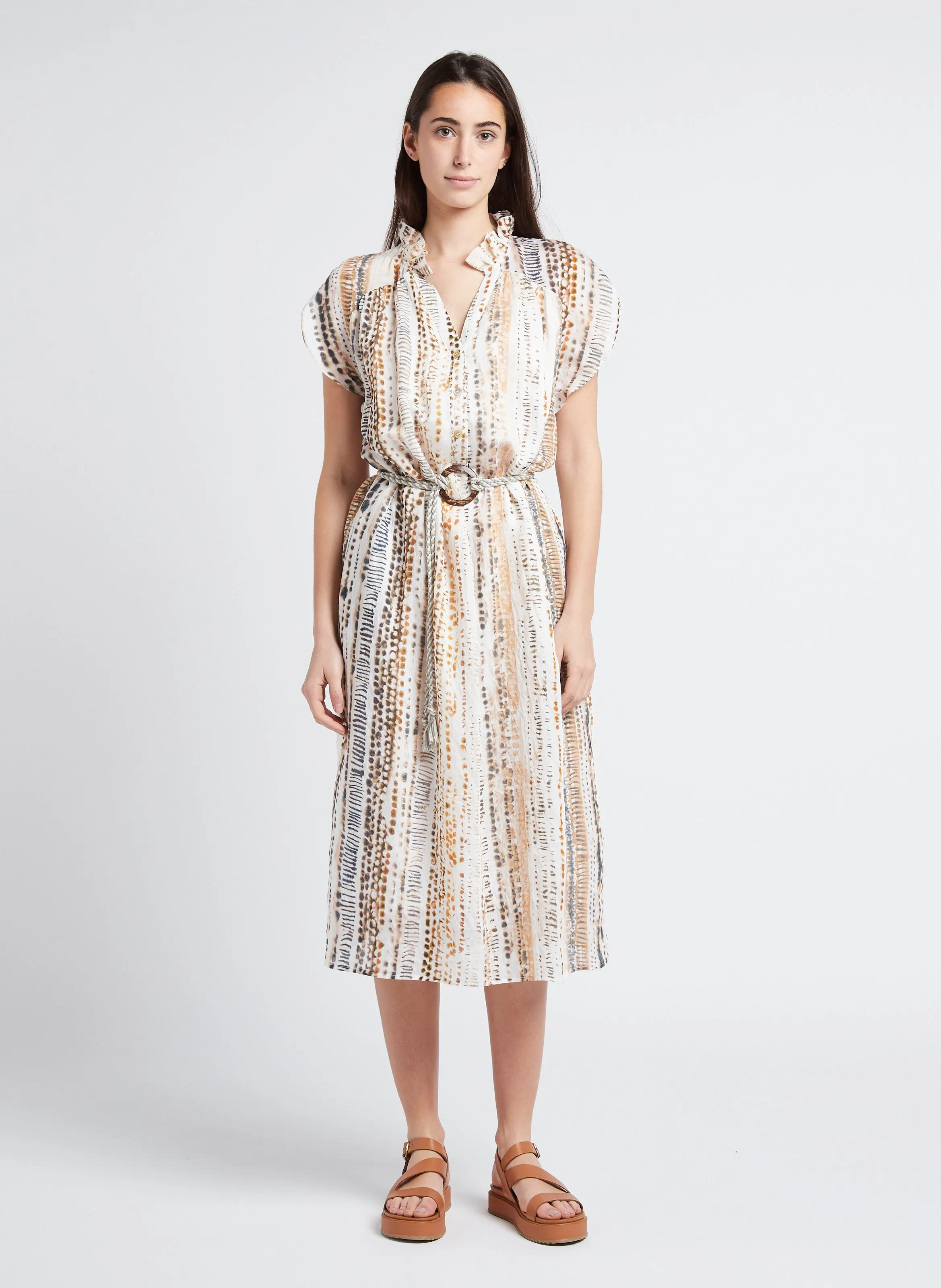 Vestido largo estampado con cuello de pico en beige