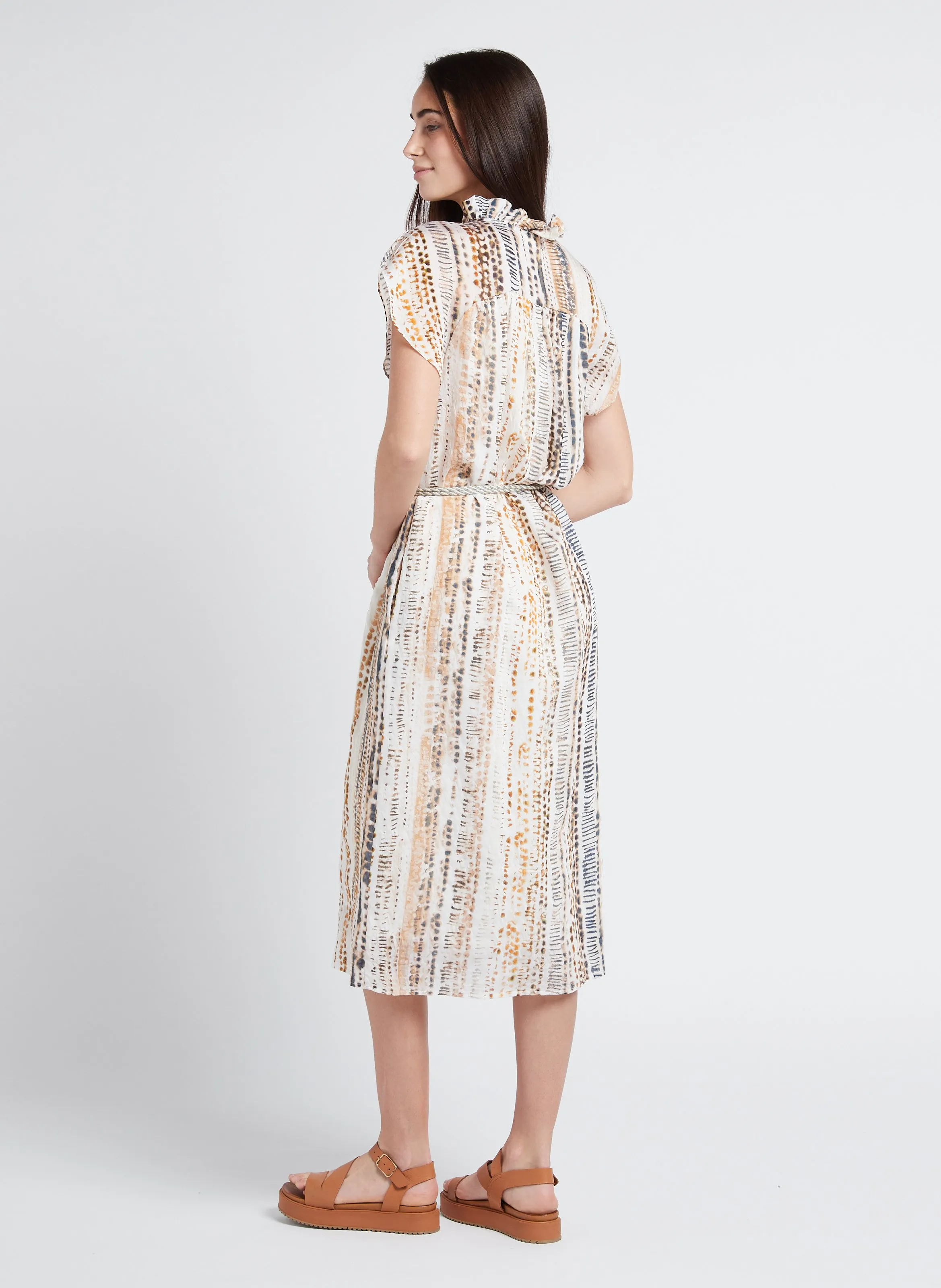 Vestido largo estampado con cuello de pico en beige