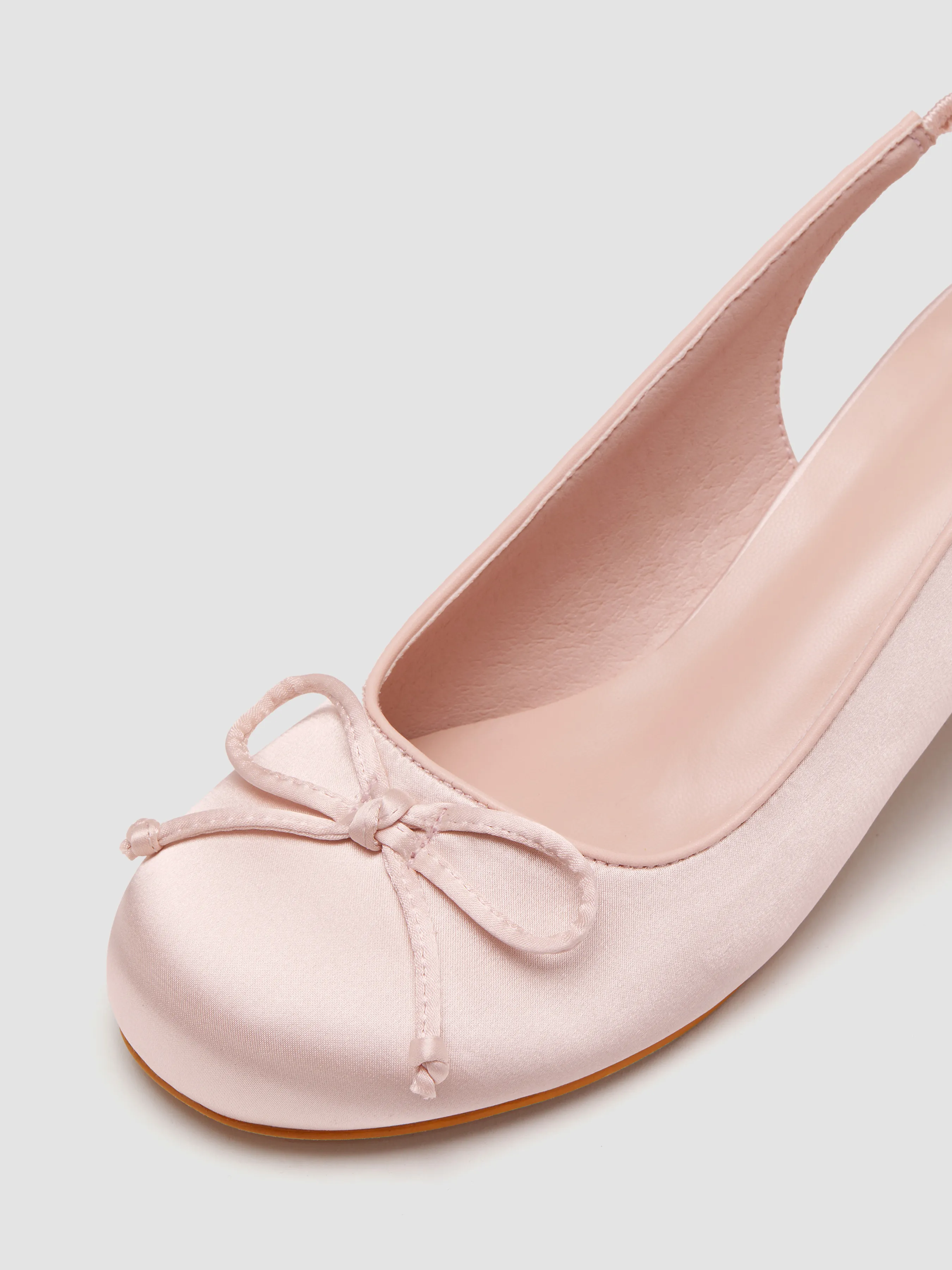 Zapatos tipo merceditas con tacón y lazo de satén en la parte trasera